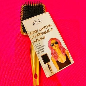 Aria professional paddle hair brush. Gold. New